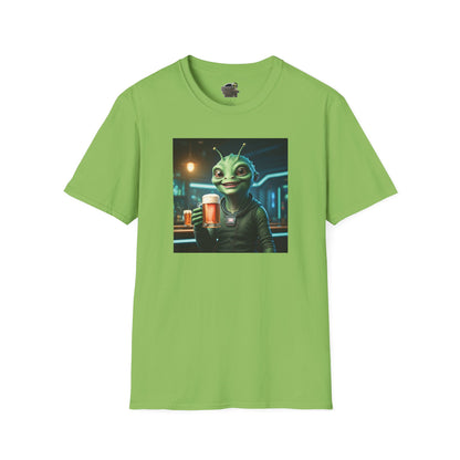 Kiwi Unisex alien woman t-shirt with Beer at the pub